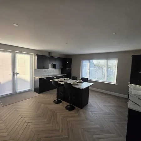 Collooney - House - Sleeps 6 - Parking *